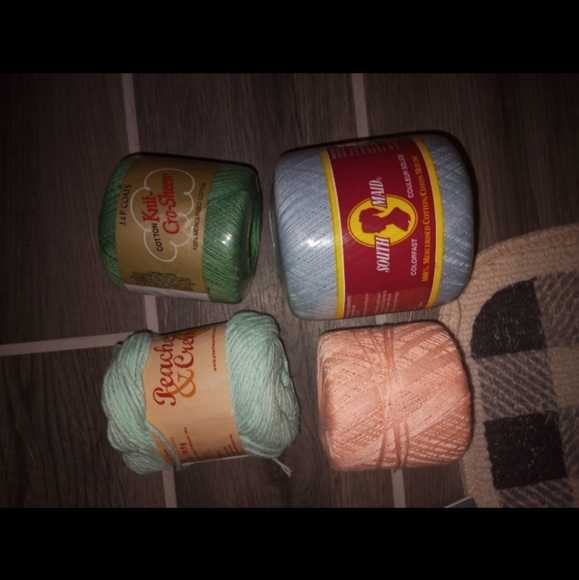 25pc Knittin/crochet yarn assortment with 3 books - Picture 4 of 6